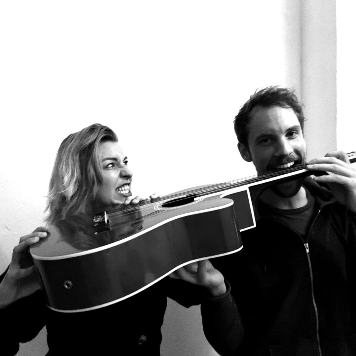 Love Shack - TuSe Music: Susanne Kock überzeugt mit gesangsstarker Stimme und das Repertoire bietet das Beste der 70‘s bis heute…Mit dabei Tobi an der Gitarre und Peter an der Cajon… See you!